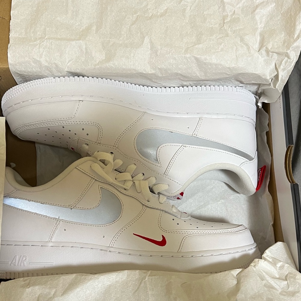 BRAND NEW NEVER WORN NIKE AIR FORCE 1 WHITE / METALLIC SILVER - UNIVERSITY RED